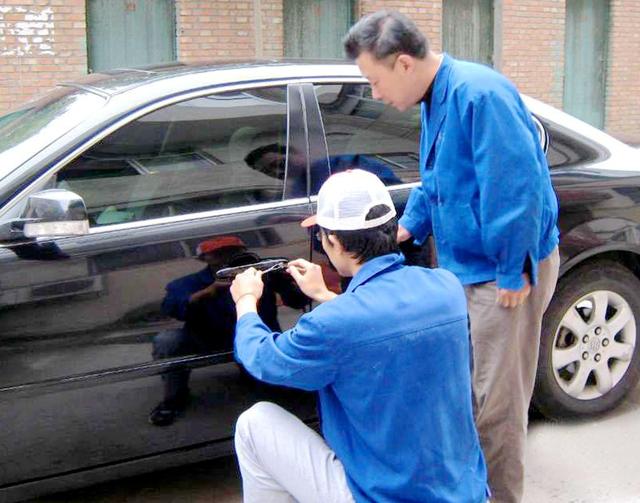 新街口汽车钥匙丢在车里面怎么办?